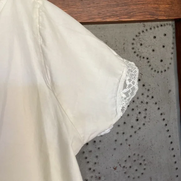 ❗️LAST DAY CLOSET CLOSING❗️ Brandy Melville Button Crop Lace Top Cream One Size - Picture 6 of 9